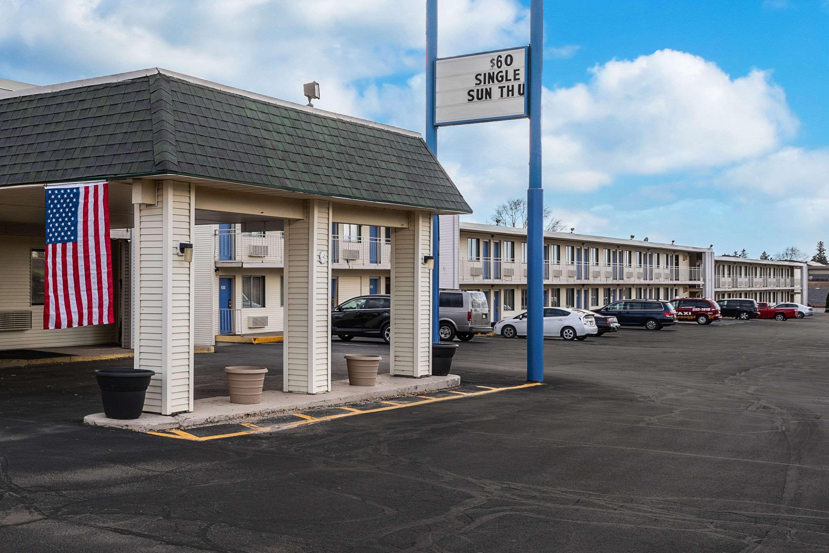 Rodeway Inn Dubuque Exterior photo