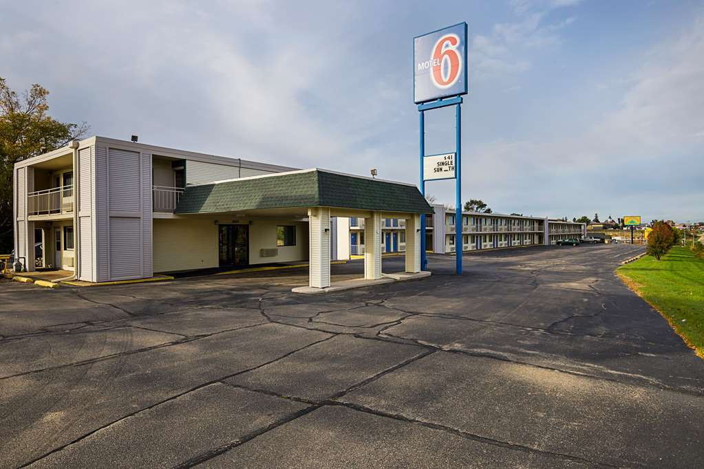 Rodeway Inn Dubuque Exterior photo