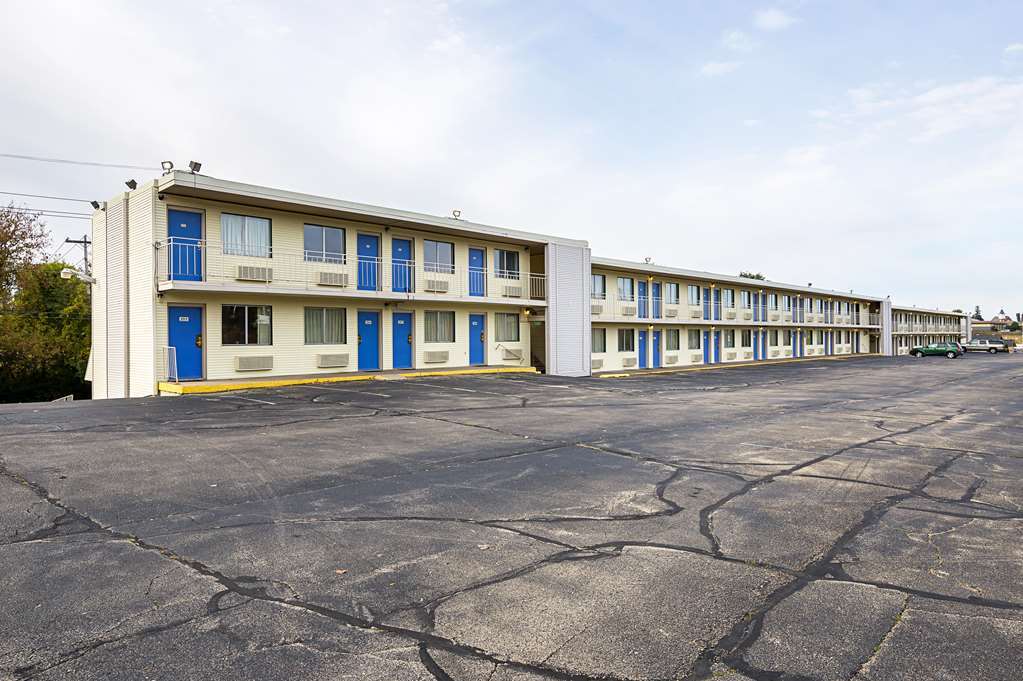 Rodeway Inn Dubuque Exterior photo