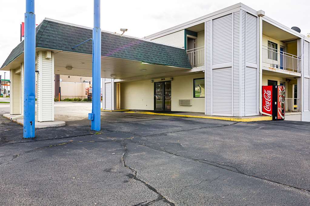 Rodeway Inn Dubuque Exterior photo