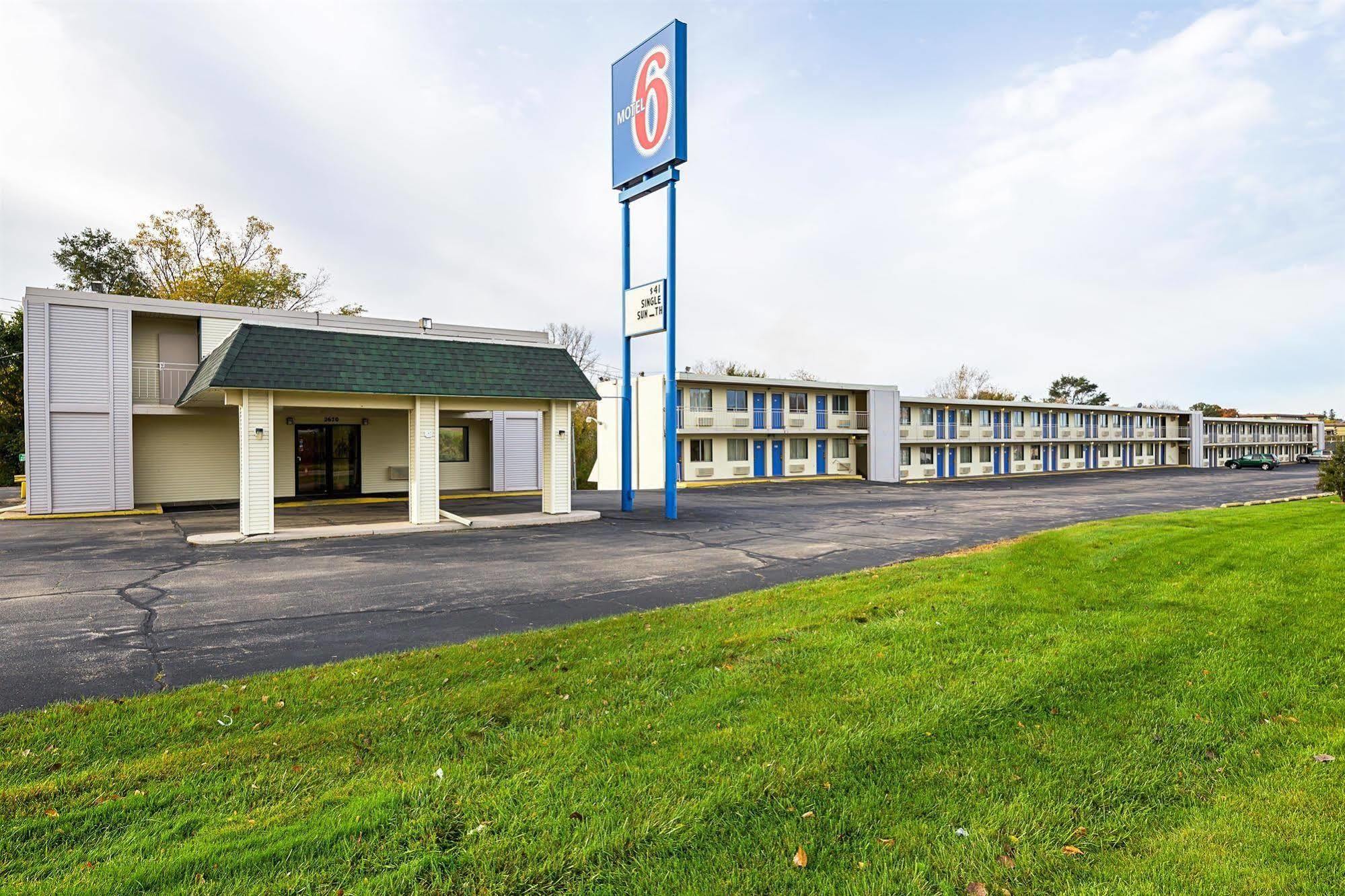 Rodeway Inn Dubuque Exterior photo